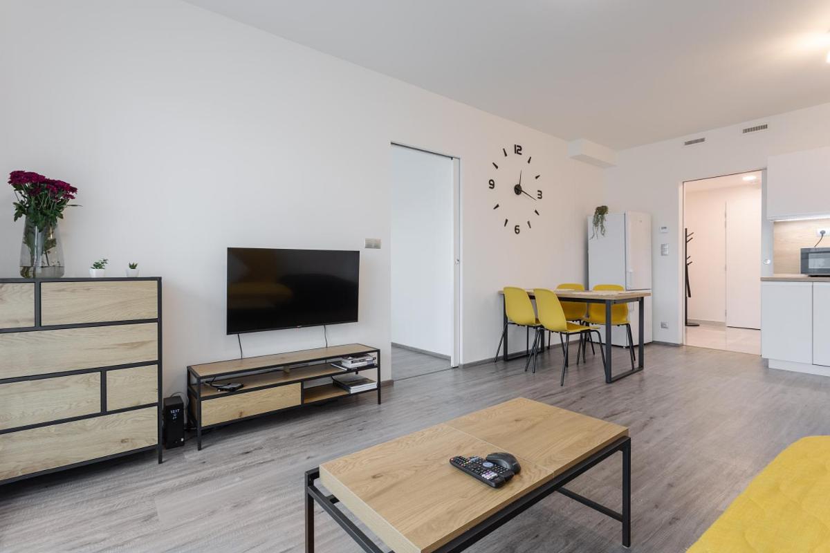 Yellow apartment with PARKING - Housity