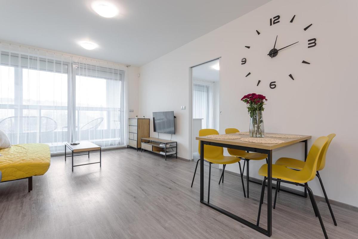 Yellow apartment with PARKING - Housity