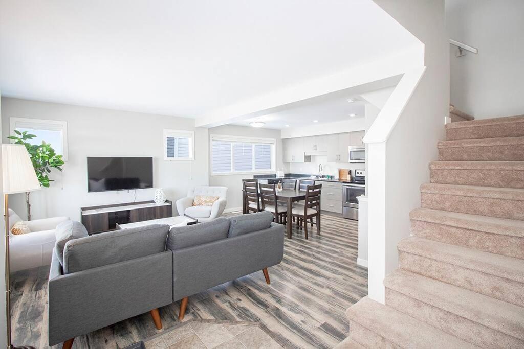 Bright & Modern 4bed 2bath Townhouse with Parking - Housity