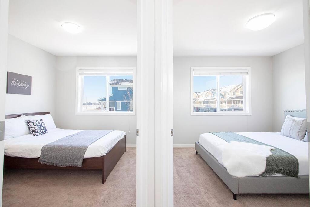 Bright & Modern 4bed 2bath Townhouse with Parking - Housity