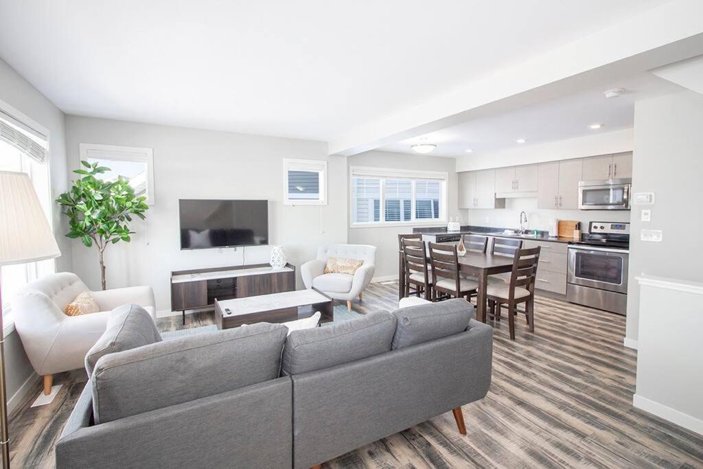 Bright & Modern 4bed 2bath Townhouse with Parking - Housity