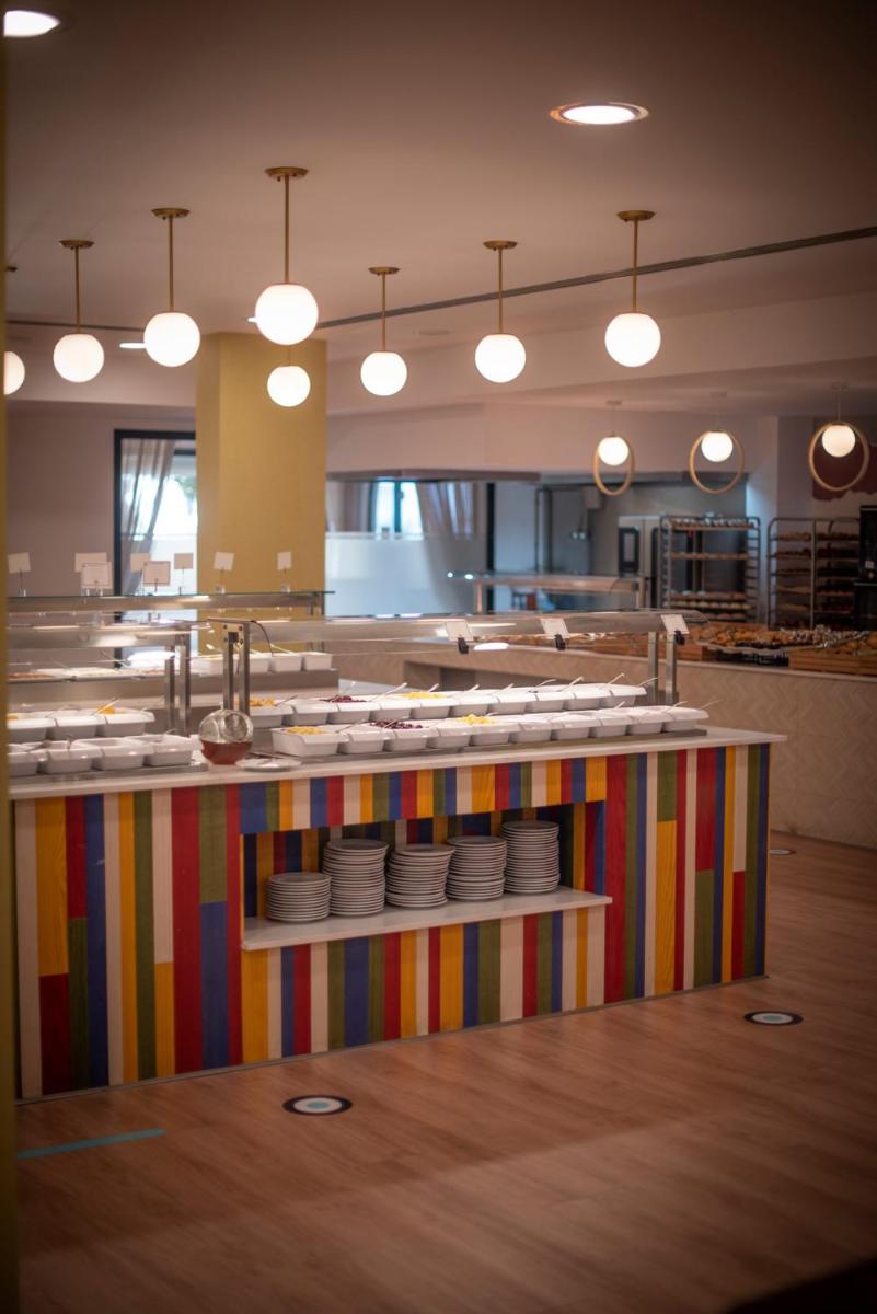 Un restaurante o sitio para comer en Blau Punta Reina