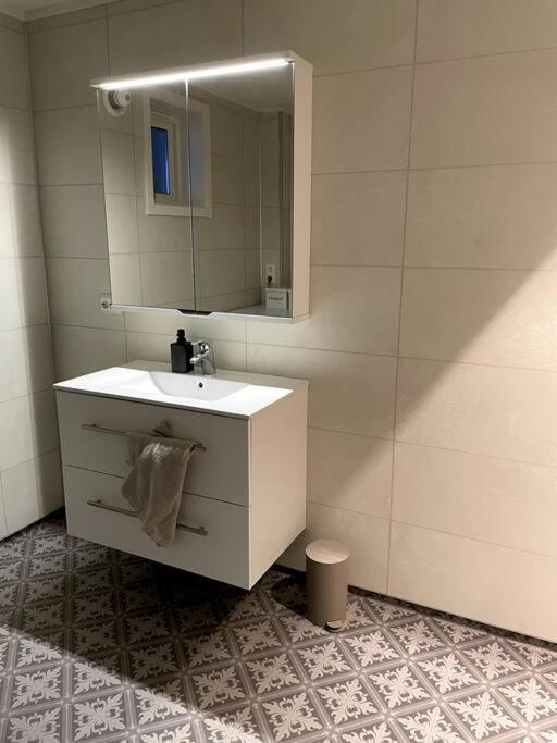 Lofoten - New apartment, close to airport. - Housity