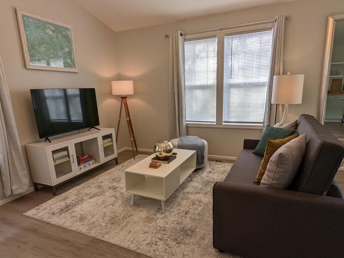 Contemporary 2-Bedroom Close to Downtown, Dining - Housity