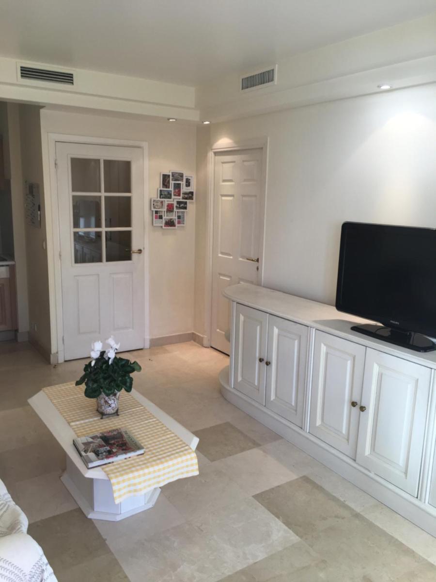 Luxury One-Bedroom waterfront Apartment with the Sea View - Housity