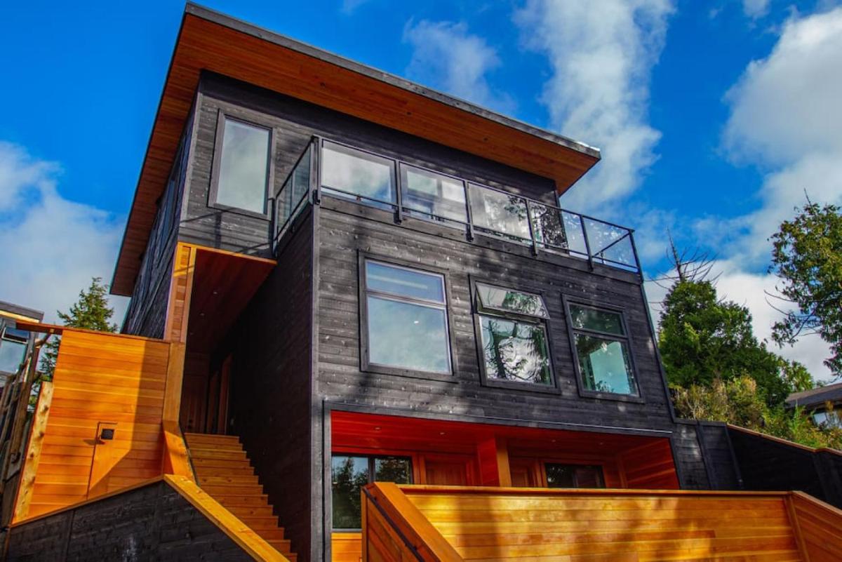 The Black Pearl, Westcoast Suite and Patio - Housity