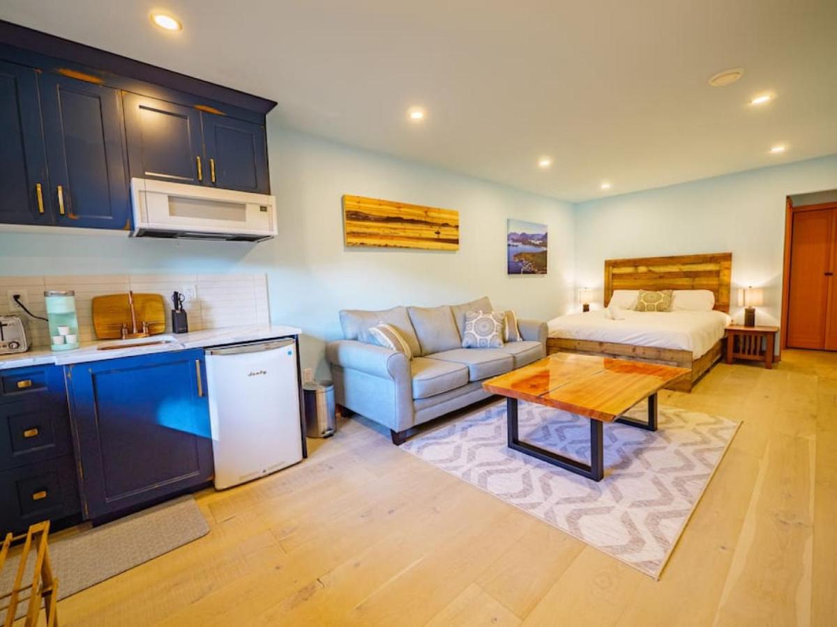 The Black Pearl, Westcoast Suite and Patio - Housity