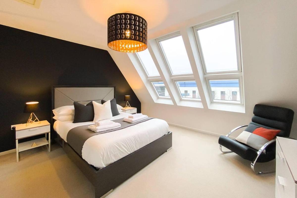 Stunning 4 Bed House with Cinema Room & Parking - Housity