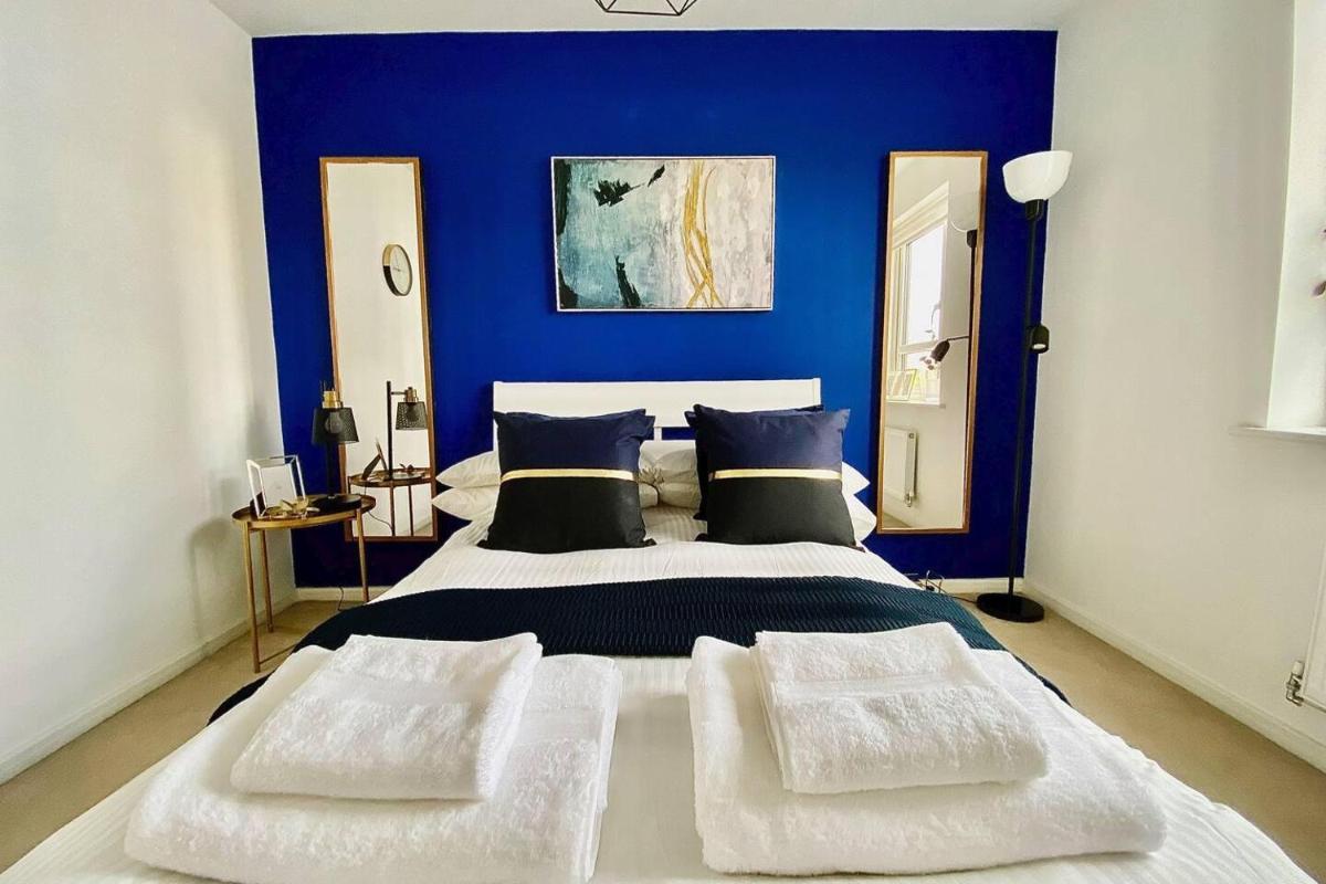 Stunning 4 Bed House with Cinema Room & Parking - Housity