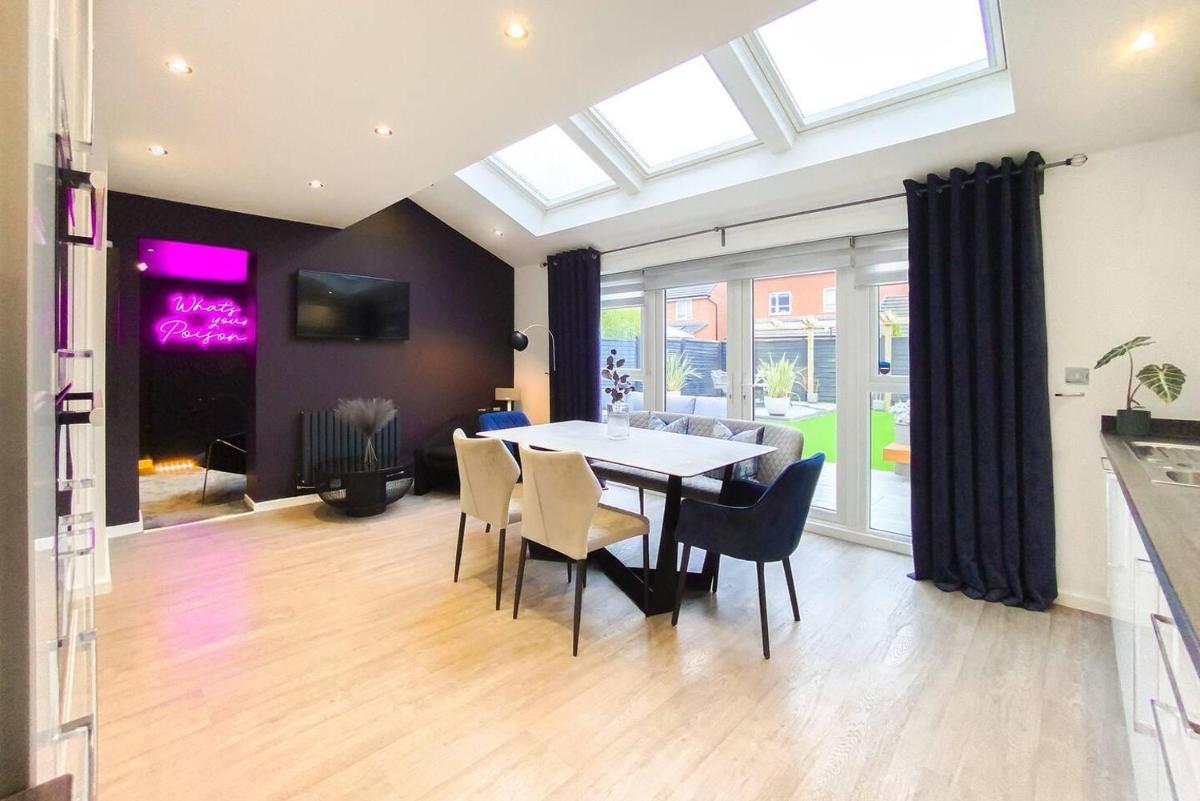 Stunning 4 Bed House with Cinema Room & Parking - Housity