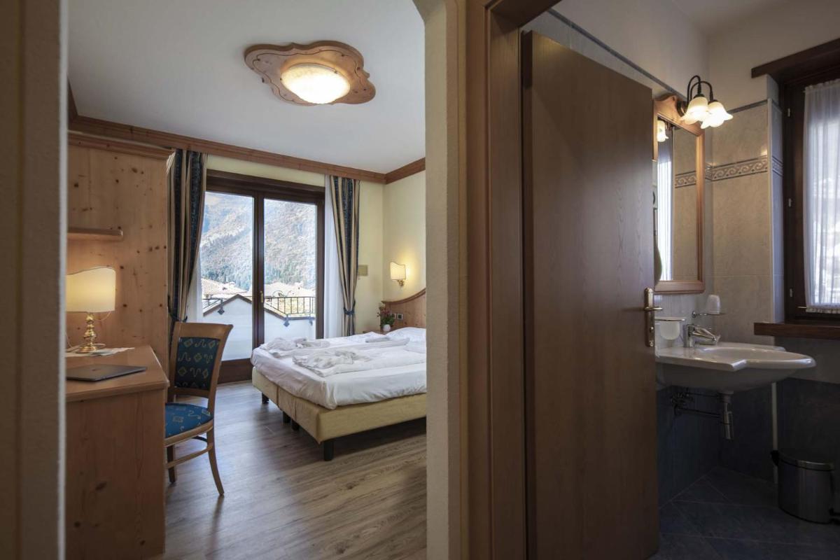 Ariston Lake View Hotel - Housity