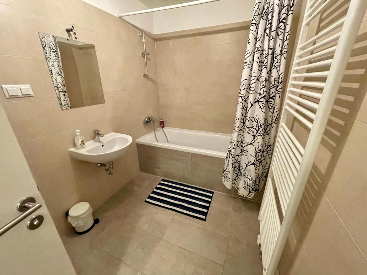 ECA Rooftop Live - Private Rooms & Serviced Apartments - Housity