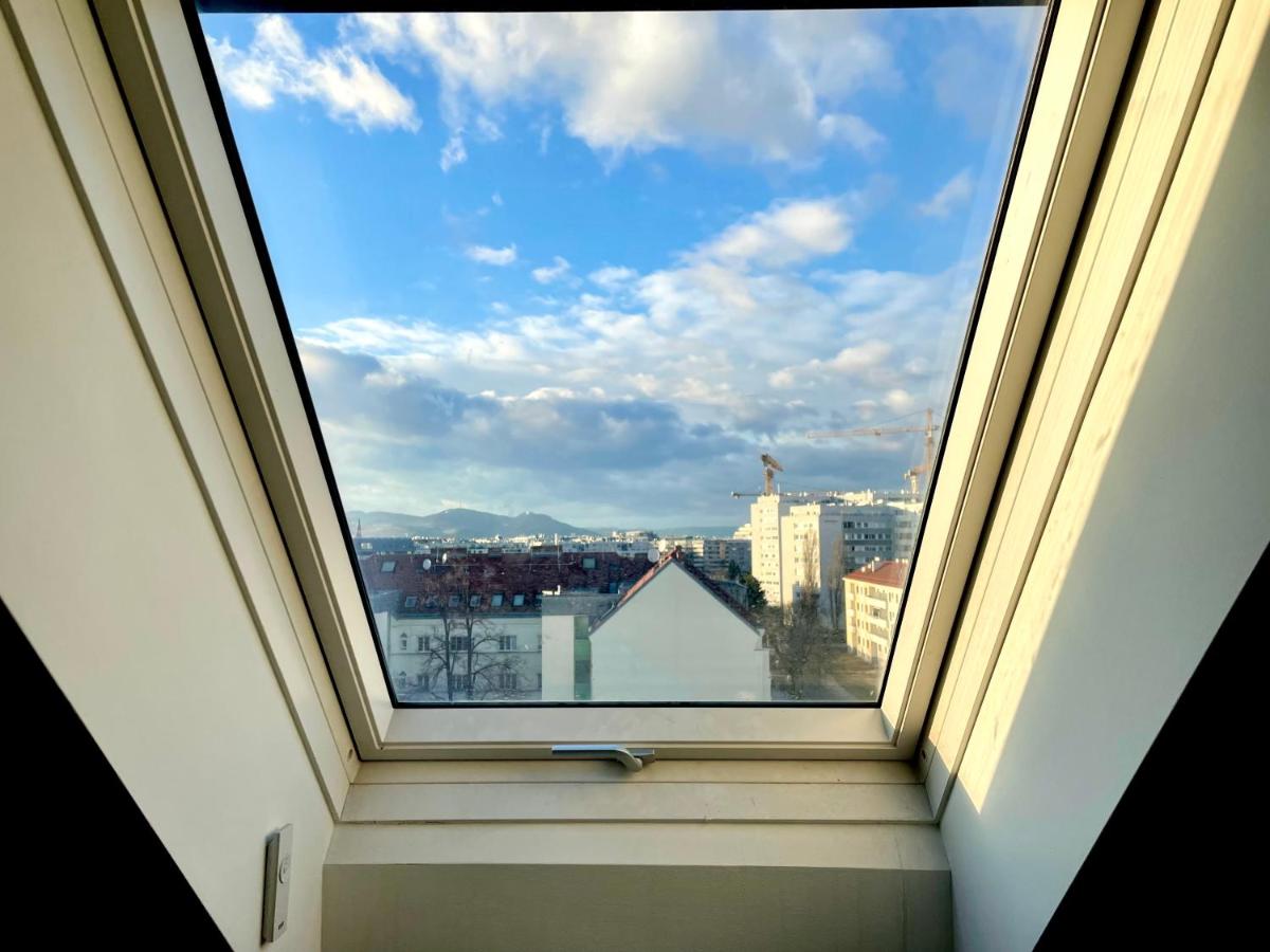 ECA Rooftop Live - Private Rooms & Serviced Apartments - Housity