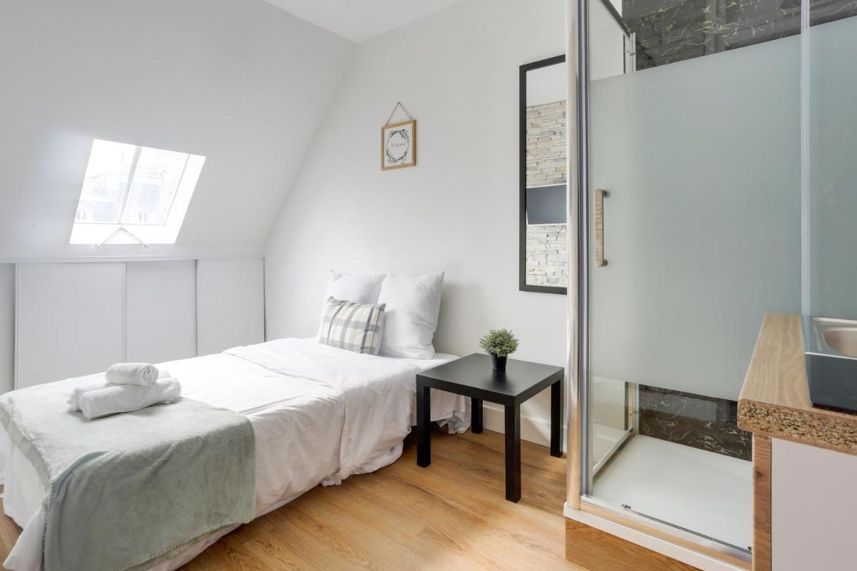 Delightful studio with Eiffet tower view close to Champs Elysee Avenue & Alma Bridge - Housity