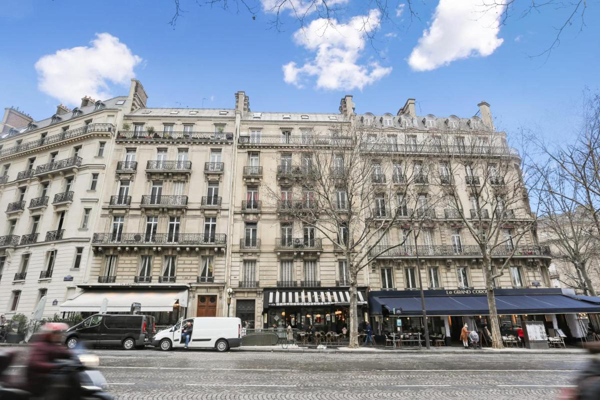 Delightful studio with Eiffet tower view close to Champs Elysee Avenue & Alma Bridge - Housity