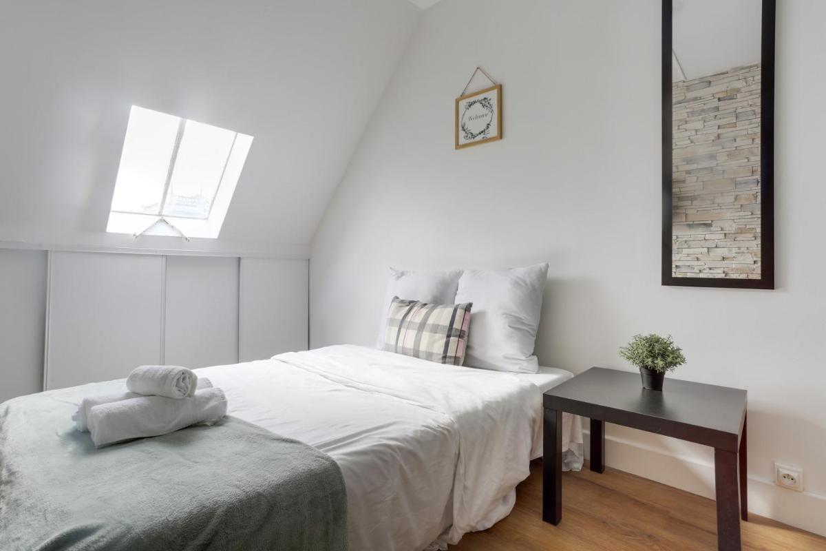 Delightful studio with Eiffet tower view close to Champs Elysee Avenue & Alma Bridge - Housity