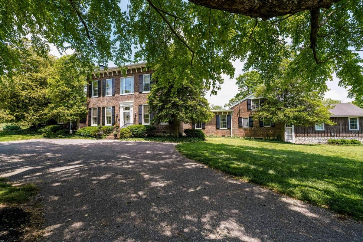 Cheerful Historical Mansion 8-bedroom Vacation Home in Derby City - Housity