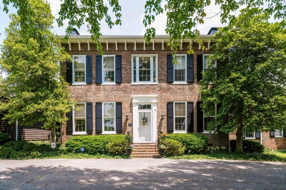 Cheerful Historical Mansion 8-bedroom Vacation Home in Derby City - Housity