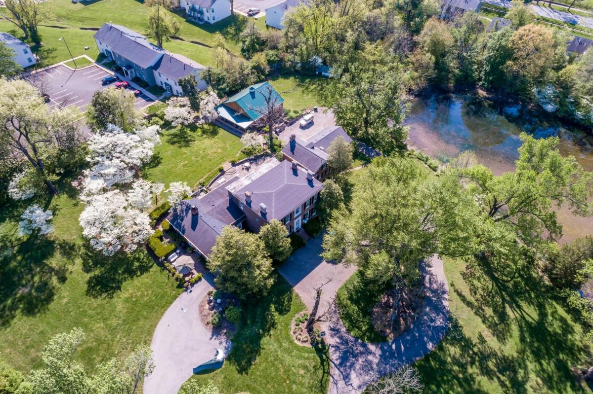 Cheerful Historical Mansion 8-bedroom Vacation Home in Derby City - Housity