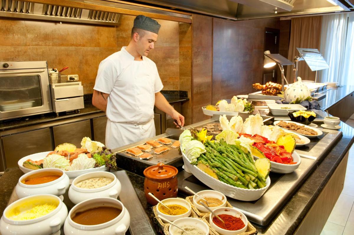 Comida en o cerca de este apartahotel