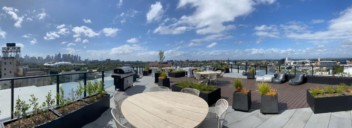 Luxury African themed apartment☆10min to MCG & Swan St☆On-site Parking☆Balcony☆Rooftop deck☆Gym☆ - Housity
