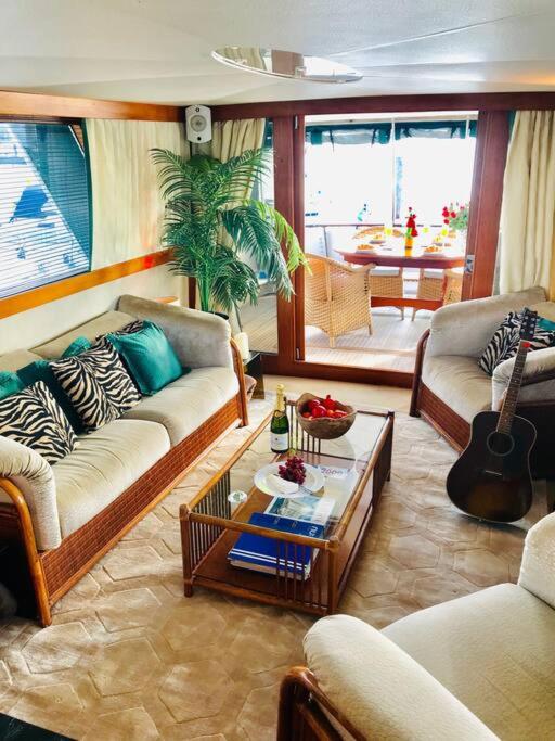 Super Yacht Temptation with a Hot Tub Jacuzzi on the South Coast UK - Housity