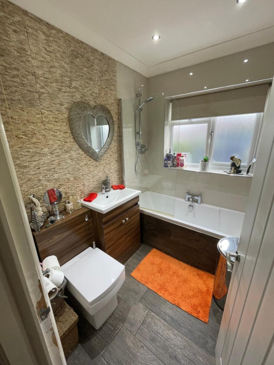 Beautiful 2-Bed Bungalow in Canvey Island - Housity