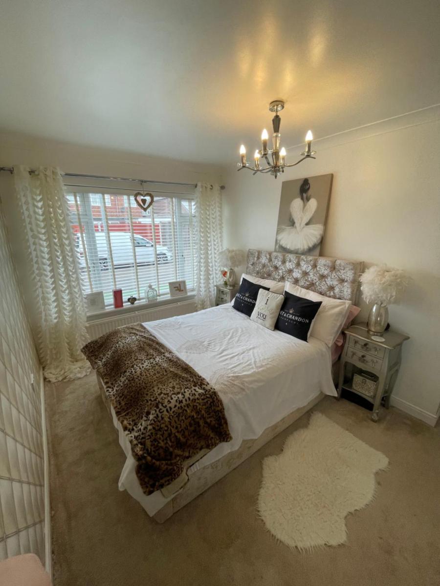 Beautiful 2-Bed Bungalow in Canvey Island - Housity
