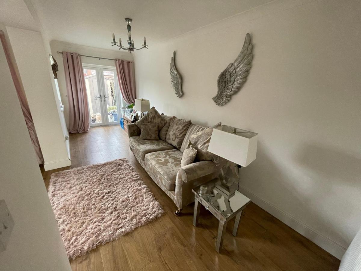 Beautiful 2-Bed Bungalow in Canvey Island - Housity