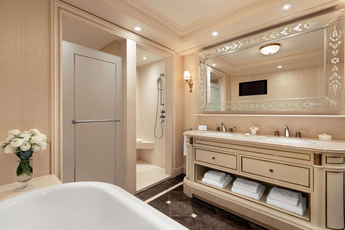 Salle de bains dans l'établissement Shangri-La Paris