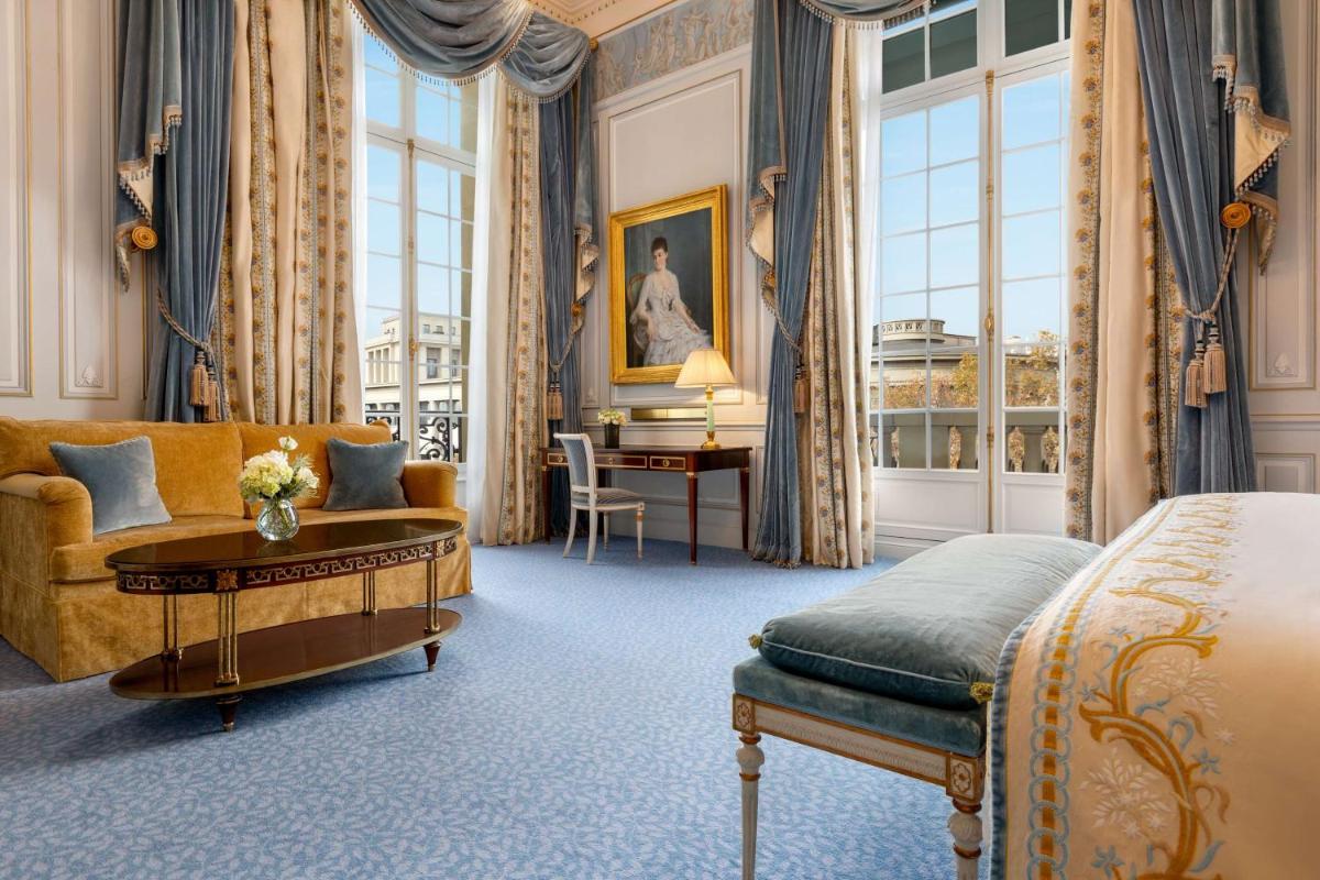 une chambre avec un lit, un bureau et un canapé dans l'établissement Shangri-La Paris, à Paris