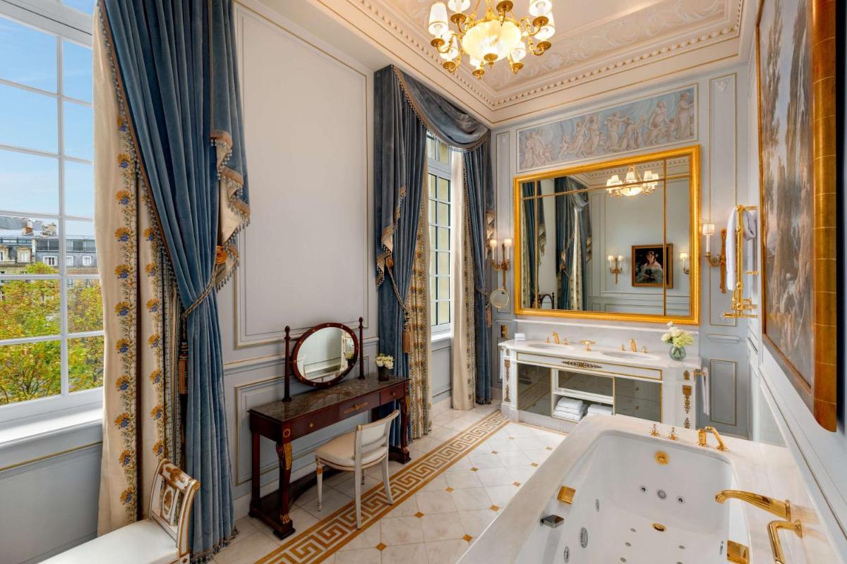 Salle de bains dans l'établissement Shangri-La Paris