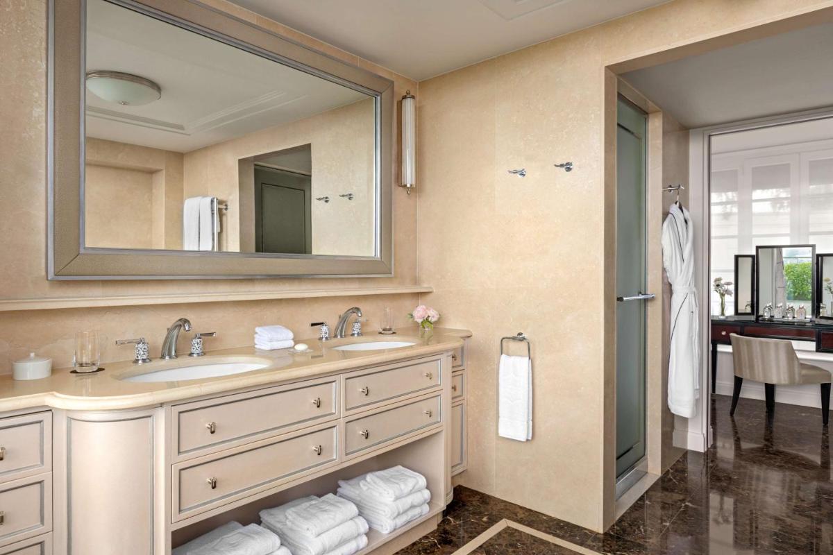 Salle de bains dans l'établissement Shangri-La Paris