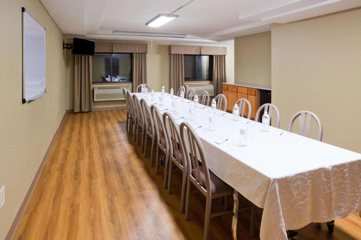 AmericInn by Wyndham Plover Stevens Point - Housity