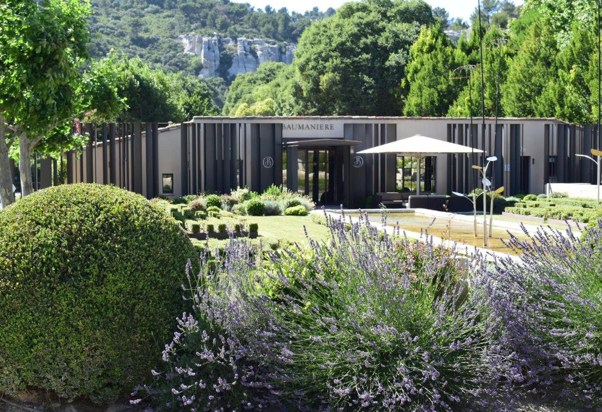 Jardin de l'établissement Baumanière - Les Baux de Provence