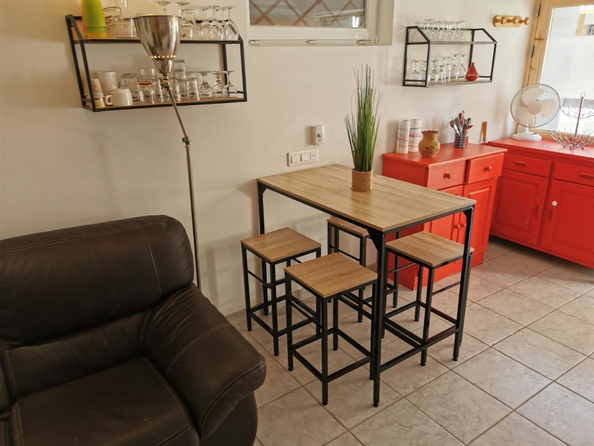 STUDIO 4 PERSONNES A 2Mn DE LA PLAGE - Housity