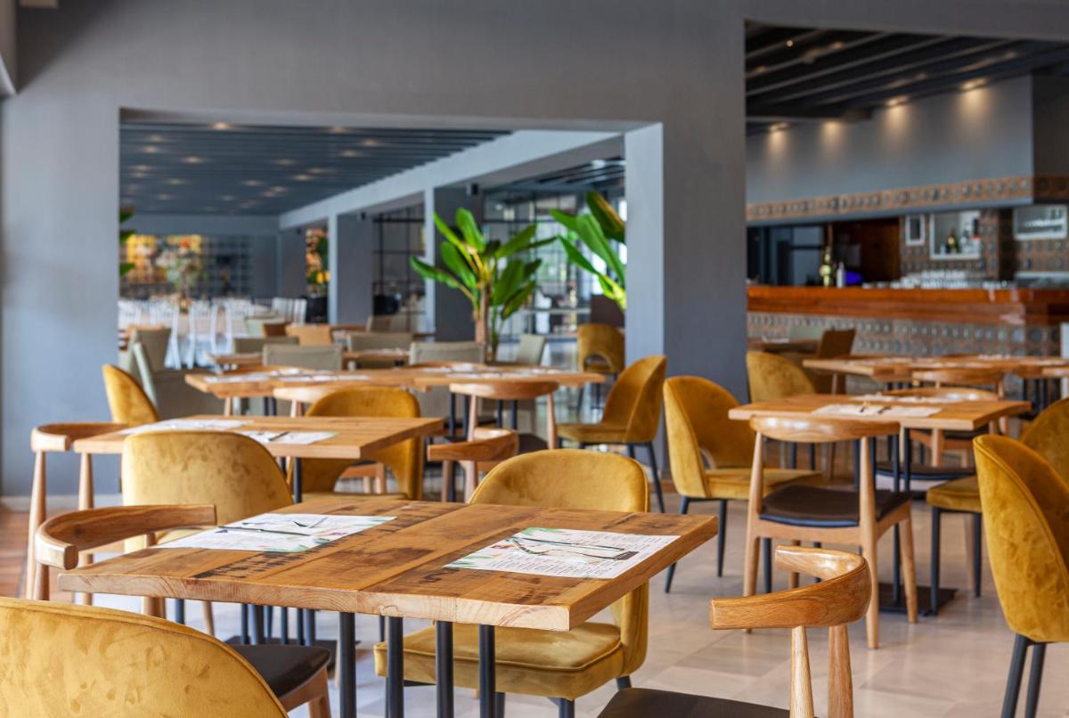 Un restaurante o sitio para comer en Hotel Jerez & Spa