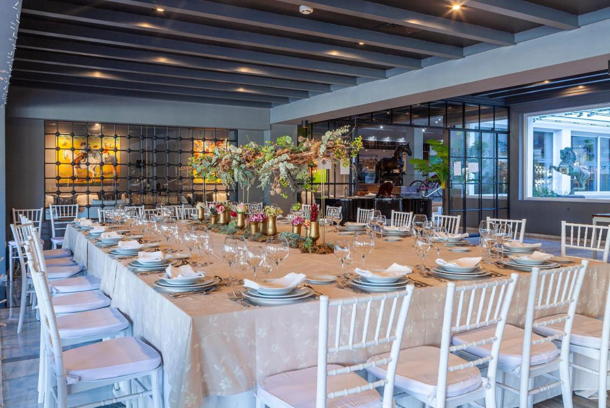 Un restaurante o sitio para comer en Hotel Jerez & Spa