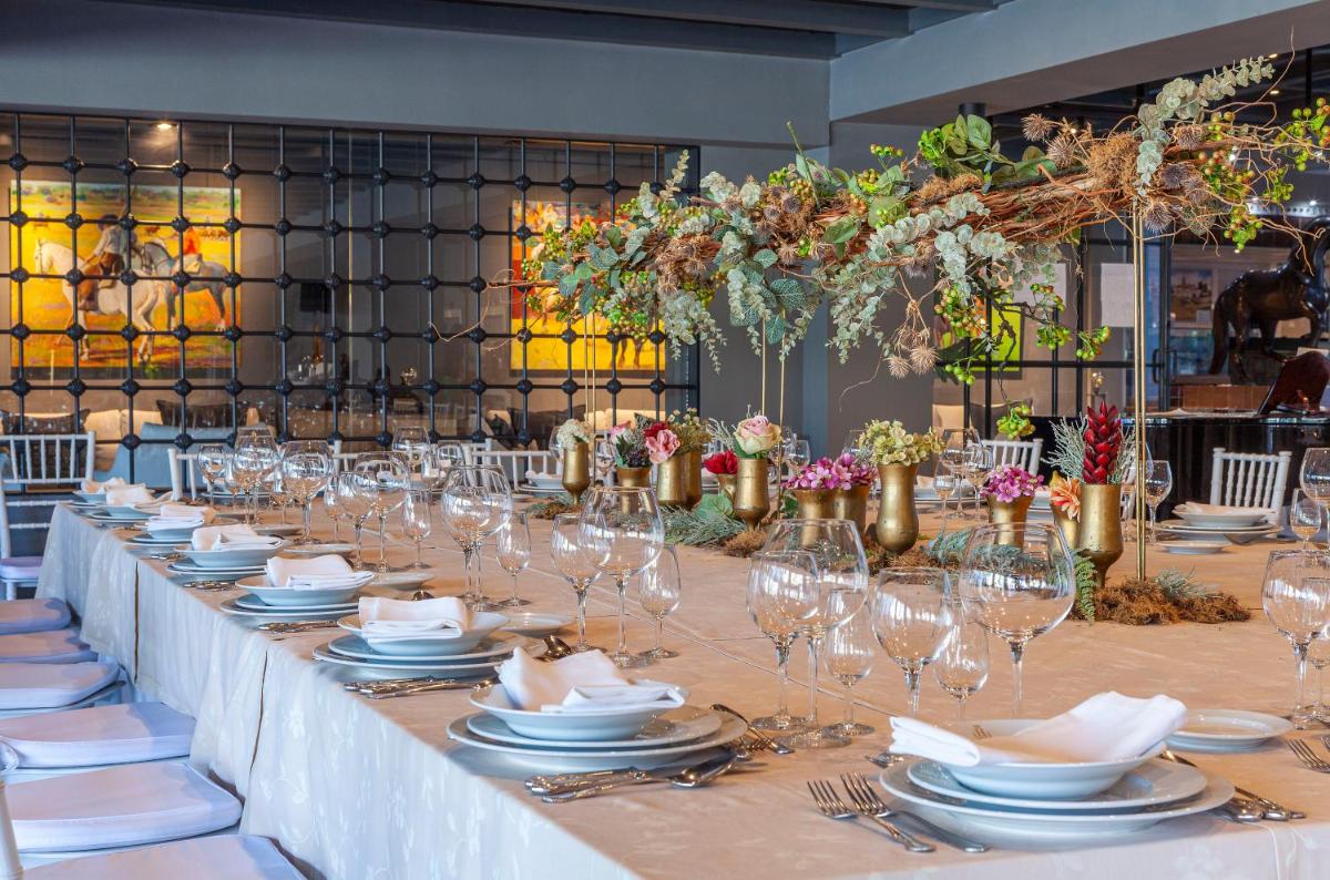 Un restaurante o sitio para comer en Hotel Jerez & Spa