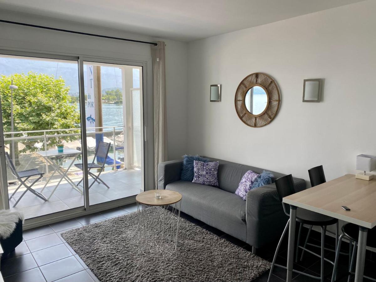 Pieds dans l'eau au lac du Bourget - Housity