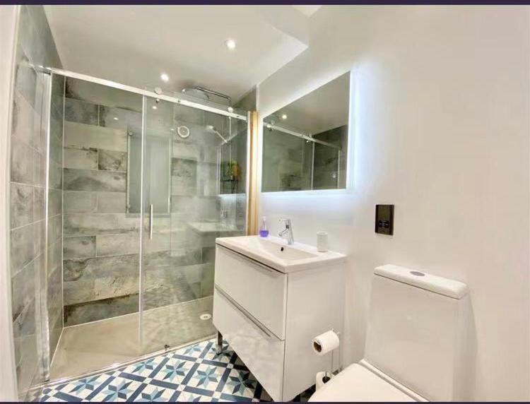 Plymouth Hoe - Stunning 2 Bedroom Lower Ground Floor Apartment - Housity
