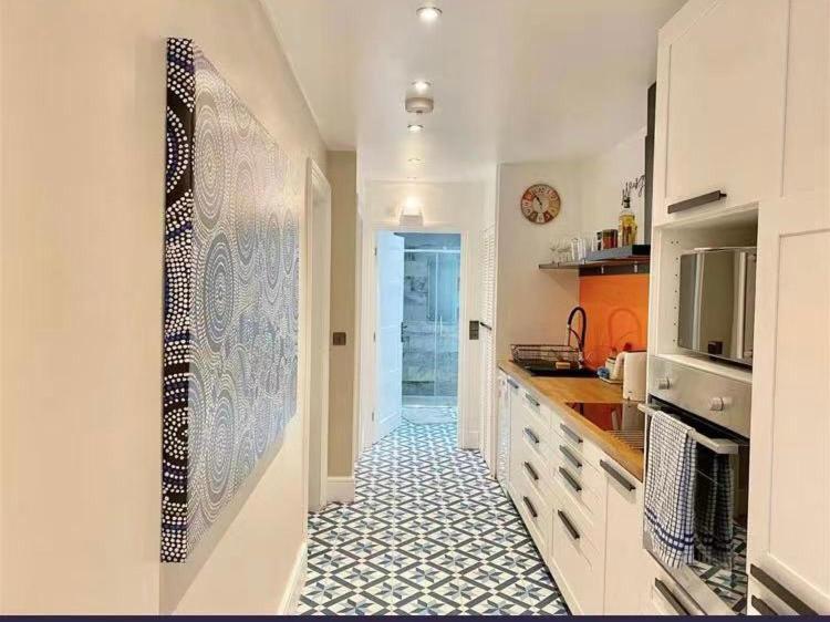 Plymouth Hoe - Stunning 2 Bedroom Lower Ground Floor Apartment - Housity