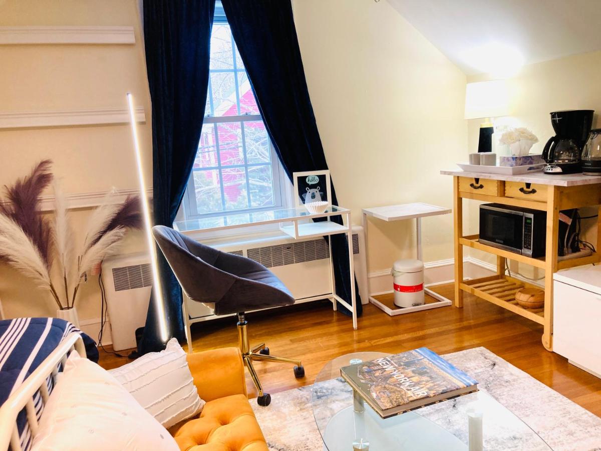 Perfume Room FR - Luxurious Master Bedroom, 4K 65 TV, Netflix, Work Desk - Housity