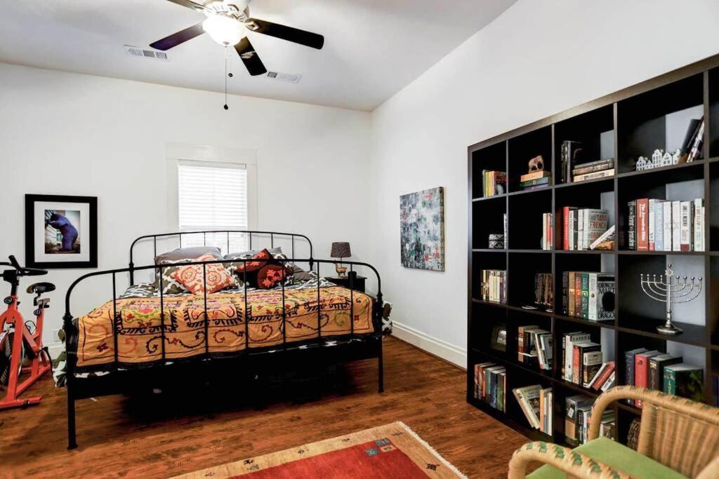 Artsy Heights House: Walk To Food-Bars-Shops-Trails, Kids & Pet Friendly - Housity