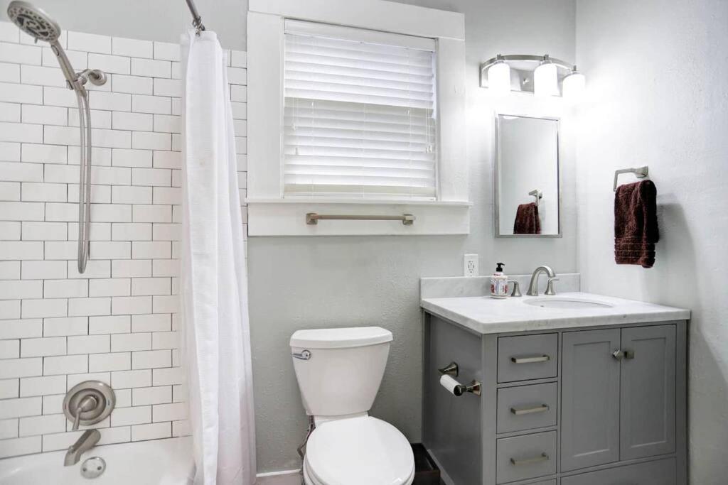 Artsy Heights House: Walk To Food-Bars-Shops-Trails, Kids & Pet Friendly - Housity