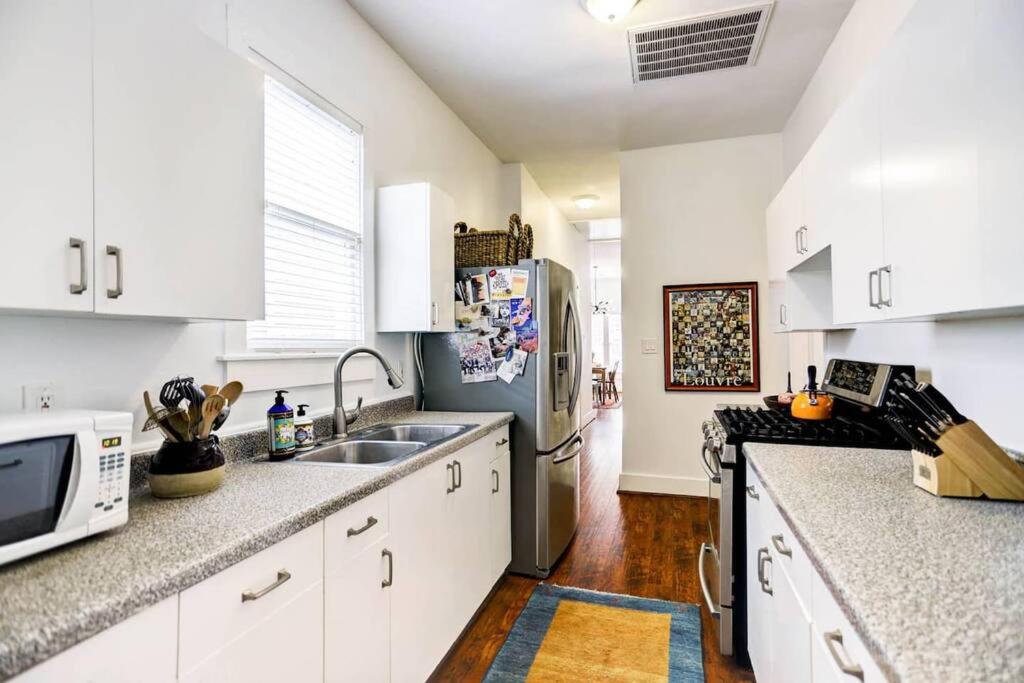 Artsy Heights House: Walk To Food-Bars-Shops-Trails, Kids & Pet Friendly - Housity
