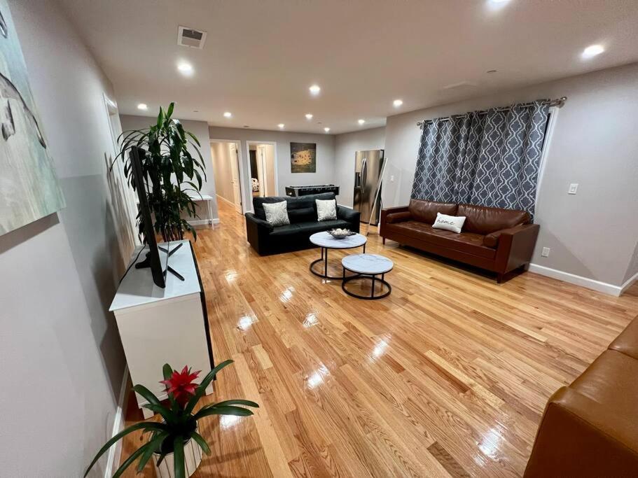 Newly Built Luxury Home 1 mile from SF - Housity