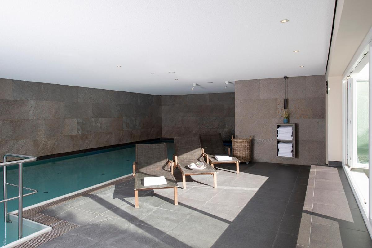 ein Wohnzimmer mit einem Pool in einem Haus in der Unterkunft Benen-Diken-Hof in Keitum ein Wohnzimmer mit einem Pool in einem Haus in der Unterkunft Benen-Diken-Hof in Keitum