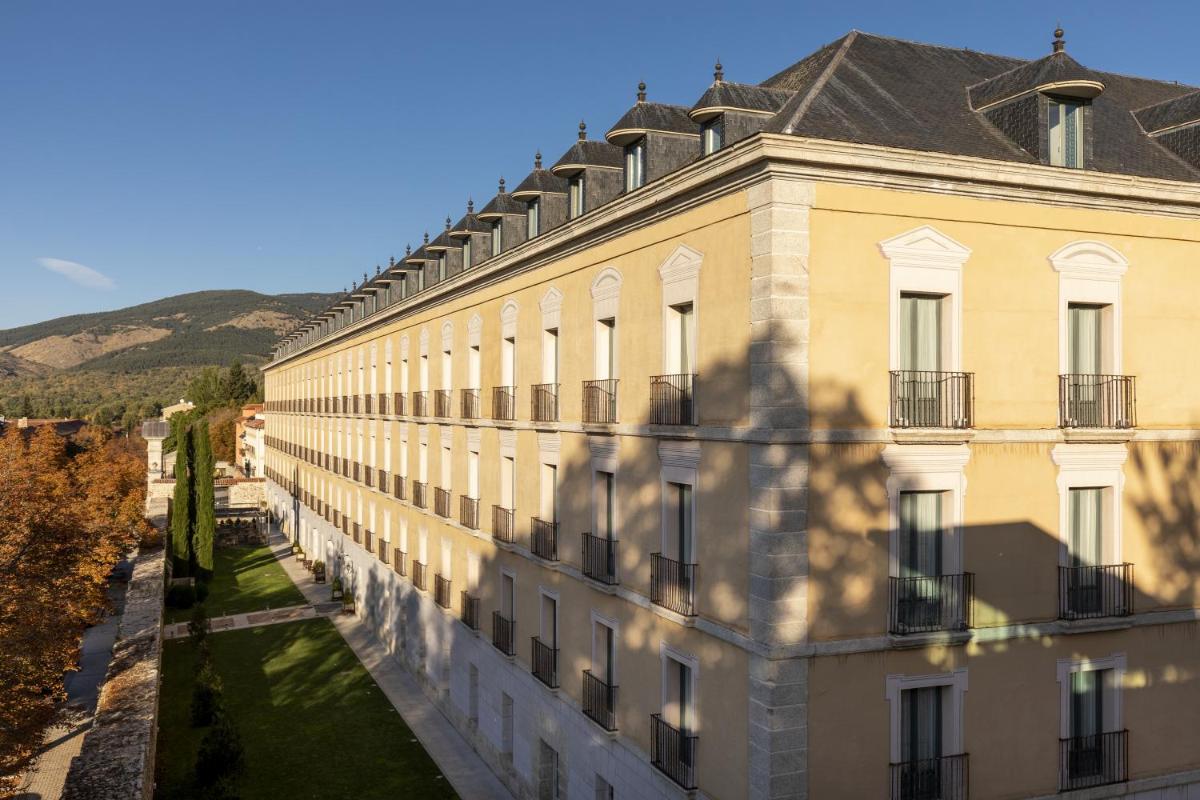 Una vista aérea de un gran edificio con una sombra. en Parador de La Granja, en La Granja de San Ildefonso