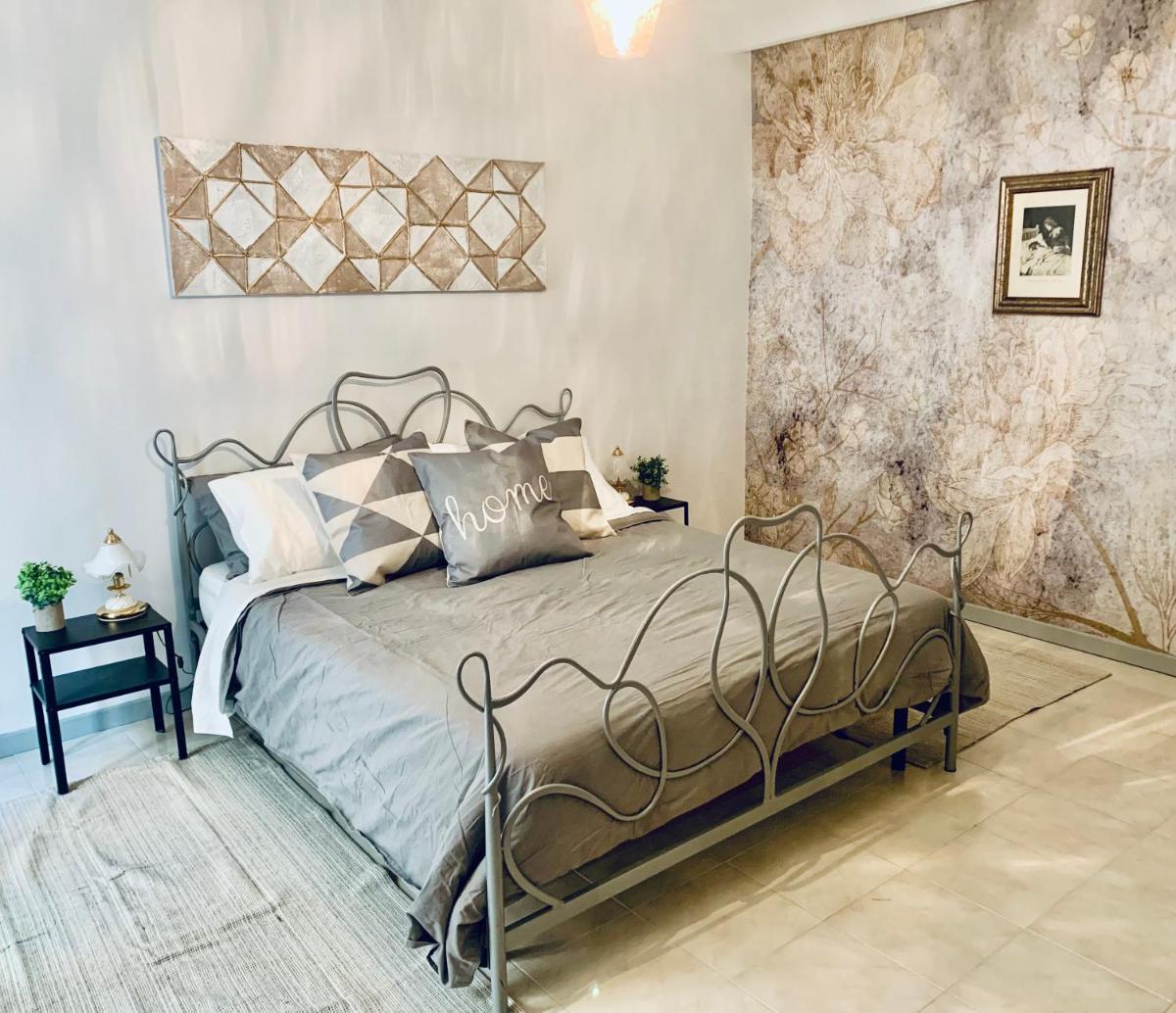 Lovely 2 bedroom apartment steps from Ascoli's stunning Piazza del Popolo - Housity